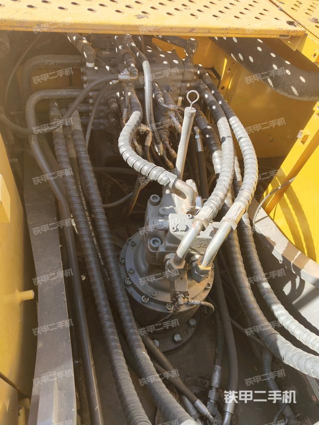 回轉(zhuǎn)馬達(dá)和主控閥（整機(jī)外觀）