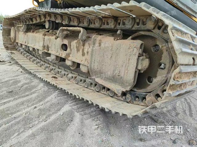 單側(cè)履帶整體(整機(jī)外觀) 單側(cè)履帶整體(整機(jī)外觀)
