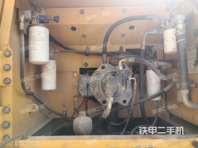 液壓泵艙室正面整體(整機(jī)外觀) 液壓泵艙室正面整體(整機(jī)外觀)