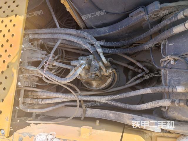 回轉(zhuǎn)馬達和主控閥(整機外觀) 回轉(zhuǎn)馬達和主控閥(整機外觀)