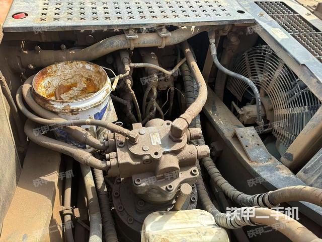 回轉(zhuǎn)馬達(dá)和主控閥（整機(jī)外觀）