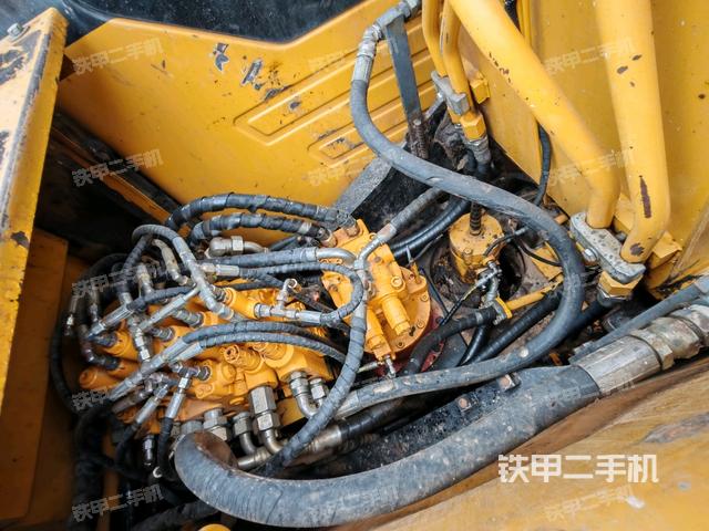 回轉(zhuǎn)馬達和主控閥(整機外觀) 回轉(zhuǎn)馬達和主控閥(整機外觀)