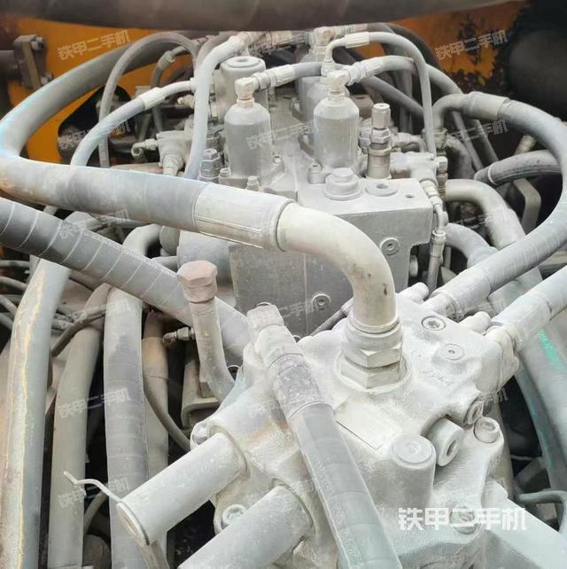 回轉(zhuǎn)馬達(dá)和主控閥(整機(jī)外觀) 回轉(zhuǎn)馬達(dá)和主控閥(整機(jī)外觀)