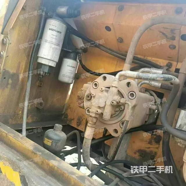 液压泵舱室正面整体（整机外观）