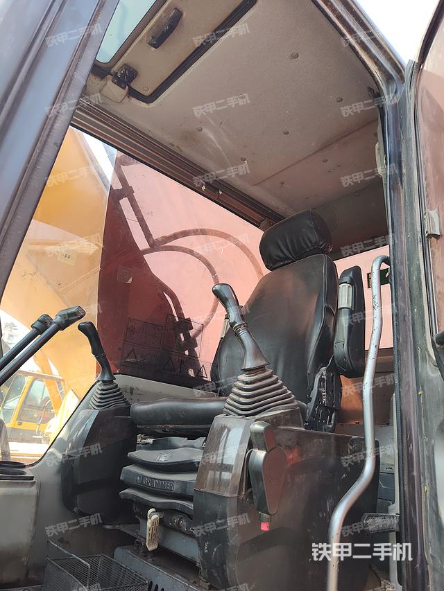 駕駛室整體(整機(jī)外觀) 駕駛室整體(整機(jī)外觀)