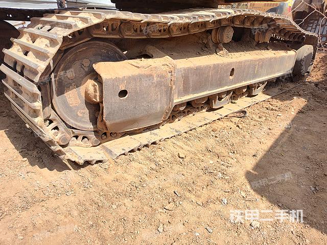 單側(cè)履帶整體(整機(jī)外觀) 單側(cè)履帶整體(整機(jī)外觀)