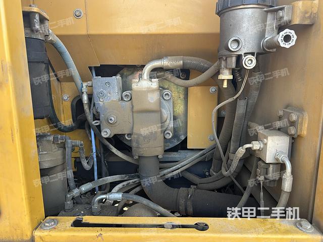 液壓泵艙室正面整體(整機外觀) 液壓泵艙室正面整體(整機外觀)