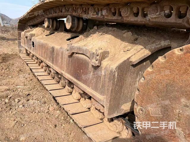 單側(cè)履帶整體(整機(jī)外觀) 單側(cè)履帶整體(整機(jī)外觀)