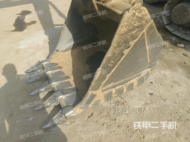 小臂整體左后(工作和回轉裝置) 小臂整體左后(工作和回轉裝置)