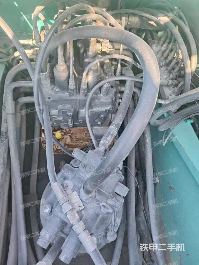 回轉馬達和主控閥（整機外觀）