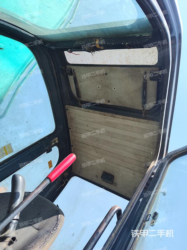 駕駛室頂部(整機(jī)外觀) 駕駛室頂部(整機(jī)外觀)