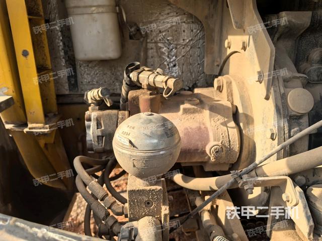 液壓泵艙室正面整體(整機外觀) 液壓泵艙室正面整體(整機外觀)