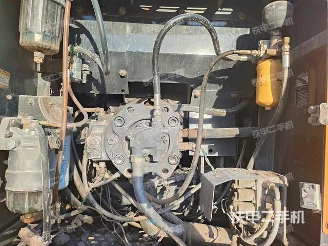 液壓泵艙室正面整體(整機(jī)外觀) 液壓泵艙室正面整體(整機(jī)外觀)