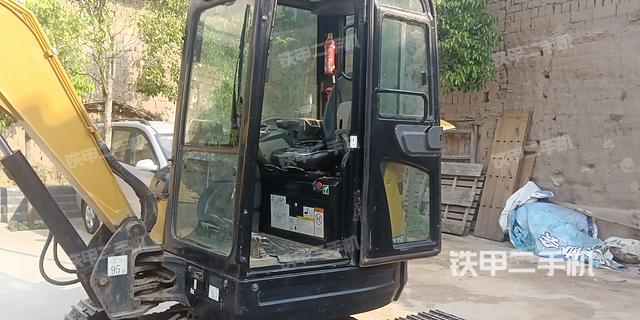 駕駛室整體(整機(jī)外觀) 駕駛室整體(整機(jī)外觀)