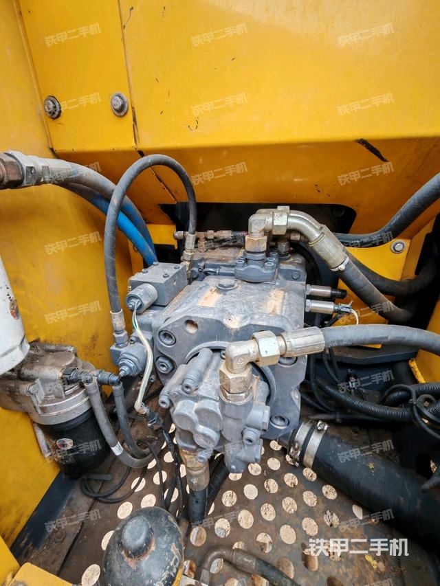 液壓泵艙室正面整體（整機外觀）