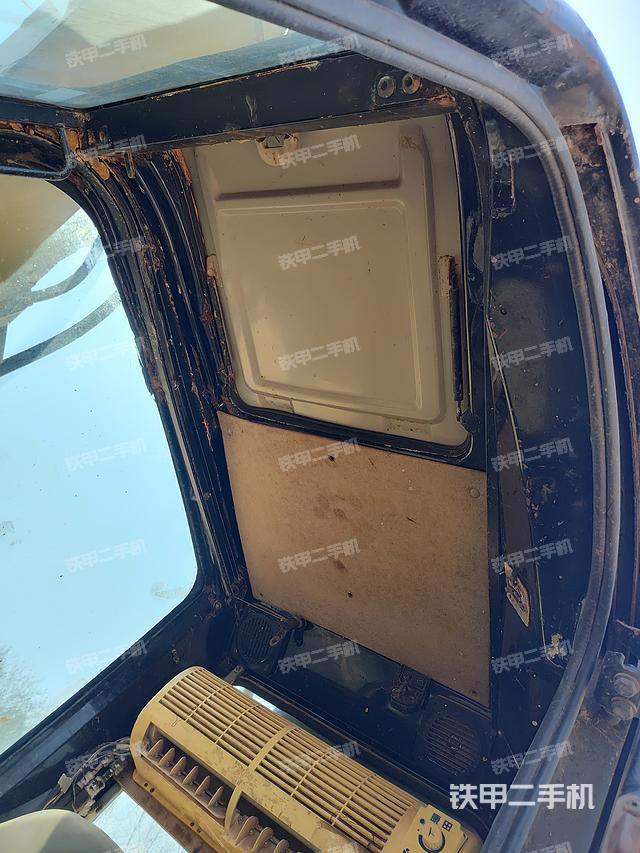 駕駛室頂部(整機外觀) 駕駛室頂部(整機外觀)