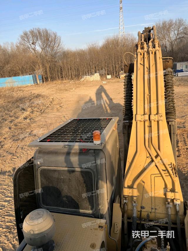 駕駛室頂部(整機(jī)外觀) 駕駛室頂部(整機(jī)外觀)