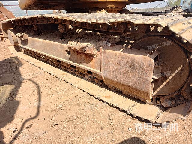 單側(cè)履帶整體(整機(jī)外觀) 單側(cè)履帶整體(整機(jī)外觀)