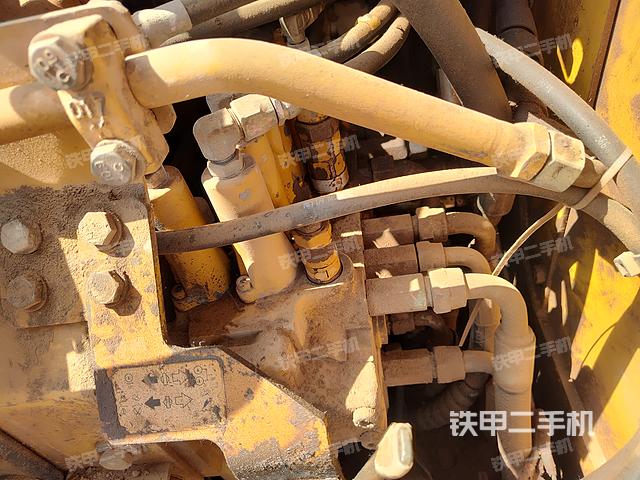 回轉(zhuǎn)馬達和主控閥(整機外觀) 回轉(zhuǎn)馬達和主控閥(整機外觀)