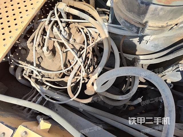 回轉馬達和主控閥(整機外觀) 回轉馬達和主控閥(整機外觀)