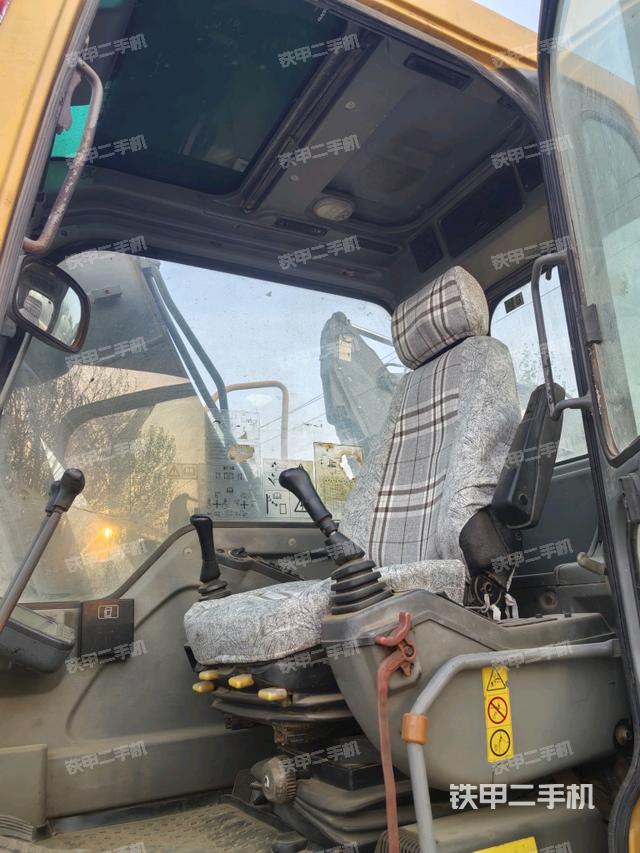 駕駛室整體（整機外觀）