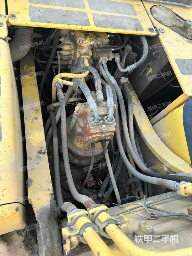 回转马达和主控阀（整机外观）