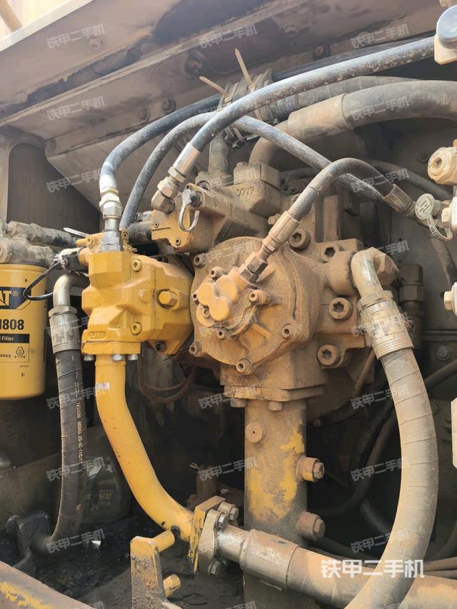 液壓泵艙室正面整體（整機外觀）