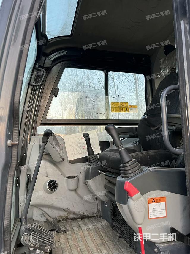 駕駛室頂部(整機(jī)外觀) 駕駛室頂部(整機(jī)外觀)