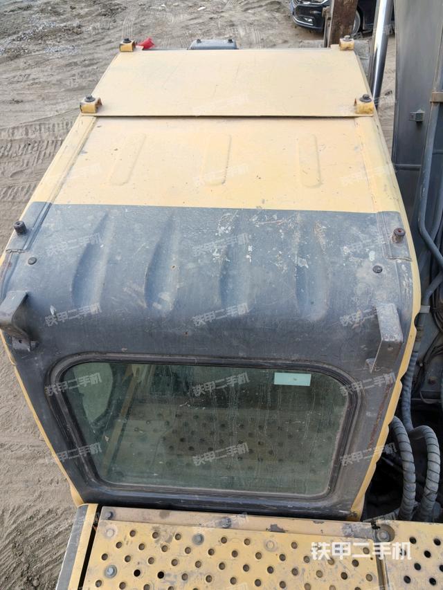 駕駛室頂部（整機外觀）