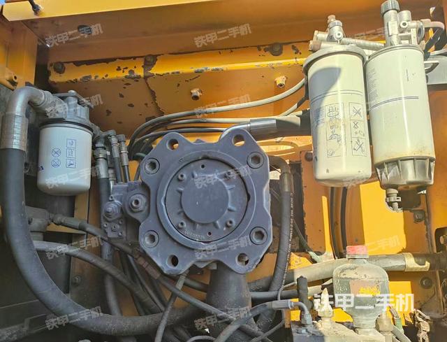 液压泵舱室正面整体（整机外观）