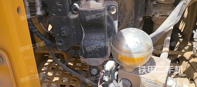 液压泵舱室正面整体（整机外观）