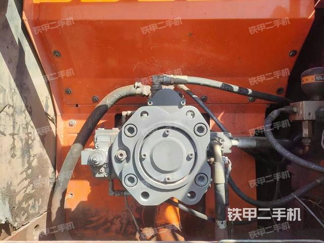 液压泵舱室正面整体（整机外观）