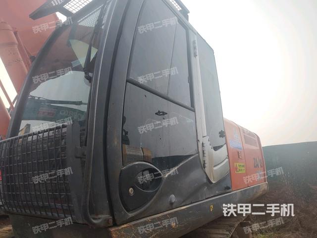 駕駛室整體(整機(jī)外觀) 駕駛室整體(整機(jī)外觀)