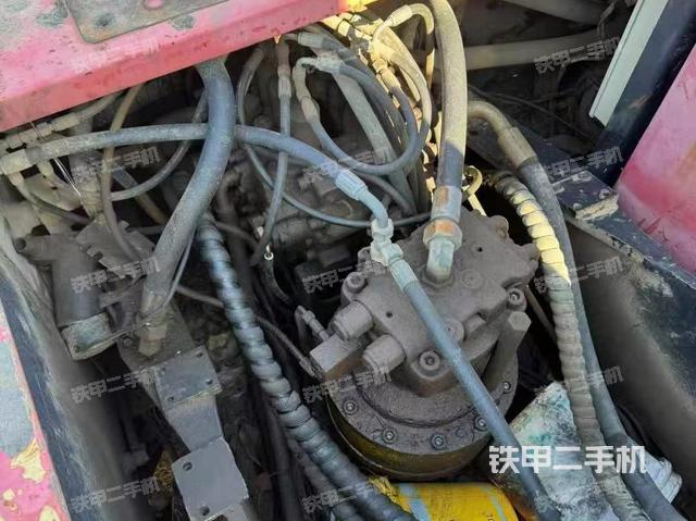 回轉(zhuǎn)馬達和主控閥(整機外觀) 回轉(zhuǎn)馬達和主控閥(整機外觀)