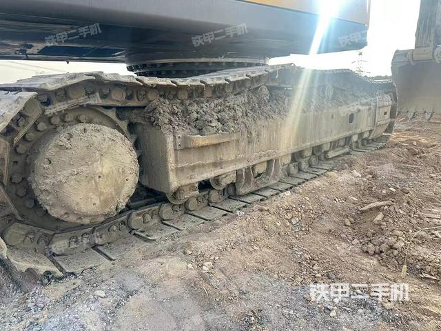 單側(cè)履帶整體(整機外觀) 單側(cè)履帶整體(整機外觀)