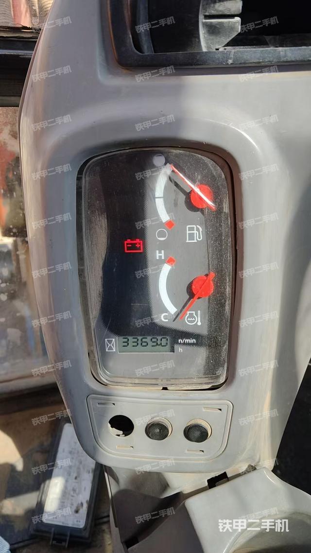 駕駛室整體(整機(jī)外觀) 駕駛室整體(整機(jī)外觀)