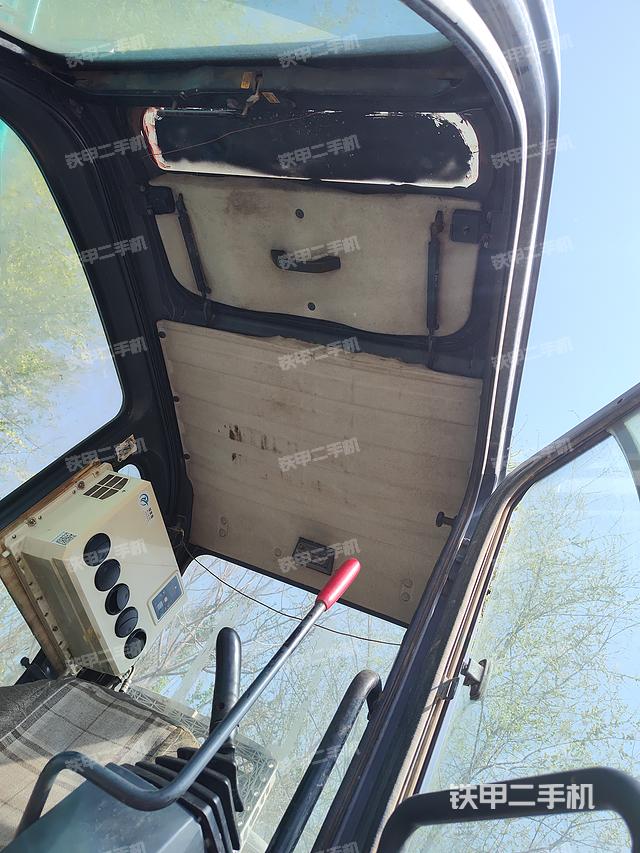 駕駛室頂部（整機外觀）