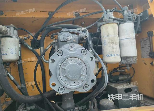 液压泵舱室正面整体（整机外观）