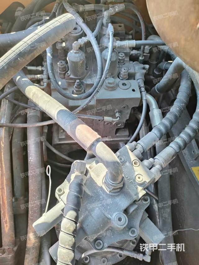 回转马达和主控阀（整机外观）