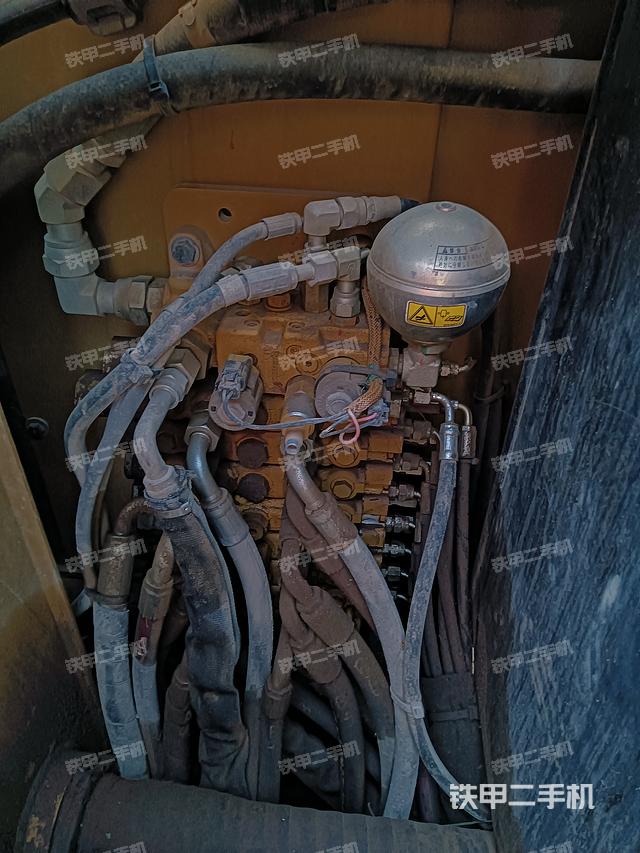 回转马达和主控阀（整机外观）