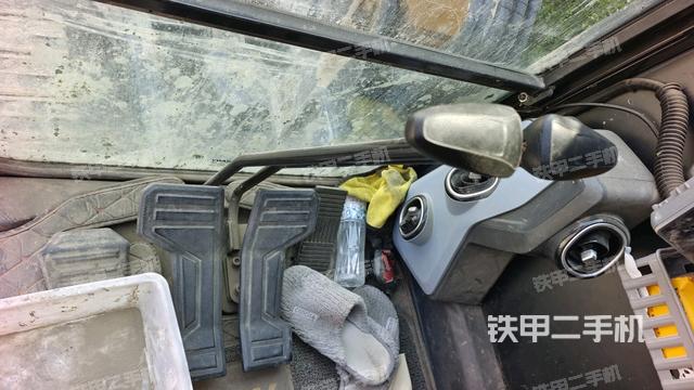 行走控制手柄和踏板?俯拍(駕駛室部分) 行走控制手柄和踏板?俯拍(駕駛室部分)