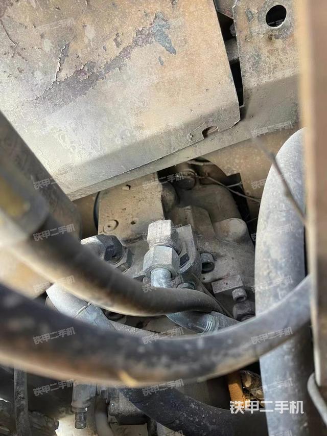 液壓泵艙室正面整體(整機外觀) 液壓泵艙室正面整體(整機外觀)
