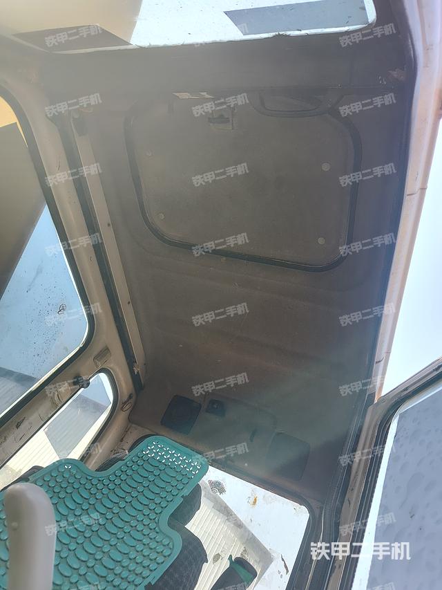 駕駛室頂部(整機(jī)外觀) 駕駛室頂部(整機(jī)外觀)