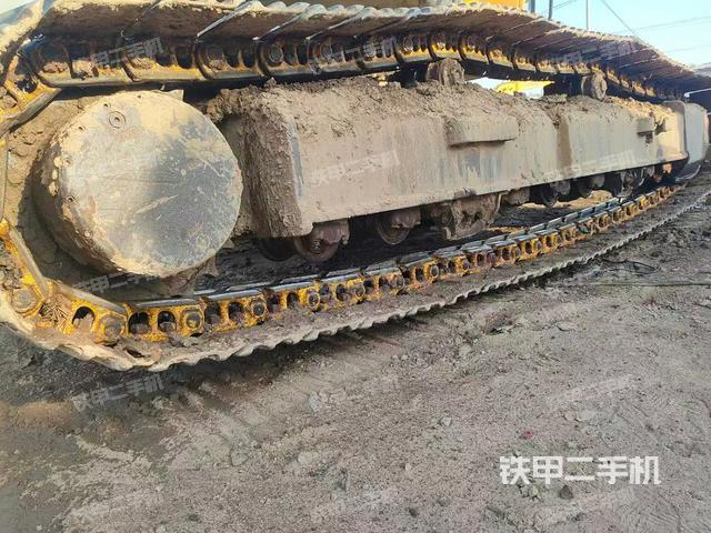 單側(cè)履帶整體(整機(jī)外觀) 單側(cè)履帶整體(整機(jī)外觀)