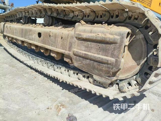 單側(cè)履帶整體(整機(jī)外觀) 單側(cè)履帶整體(整機(jī)外觀)