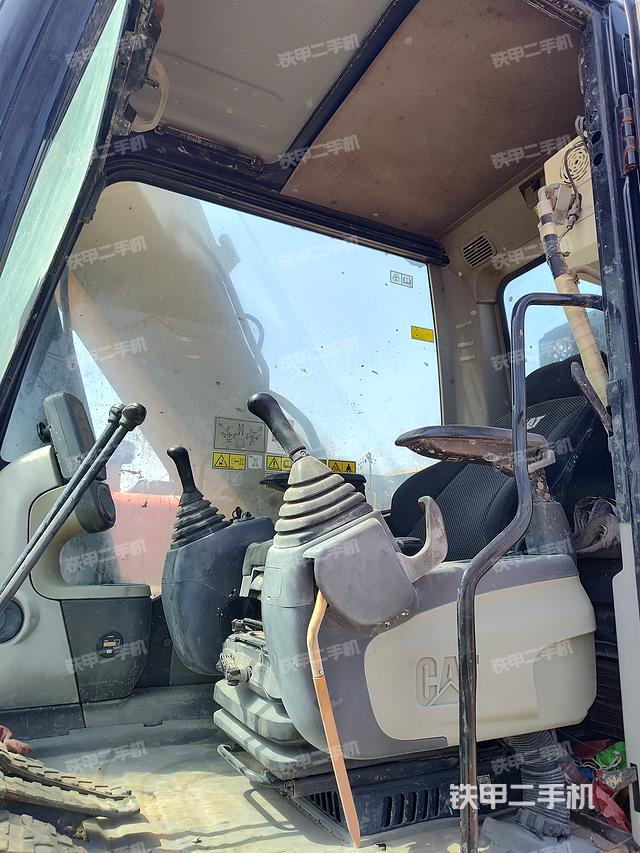 駕駛室整體(整機(jī)外觀) 駕駛室整體(整機(jī)外觀)