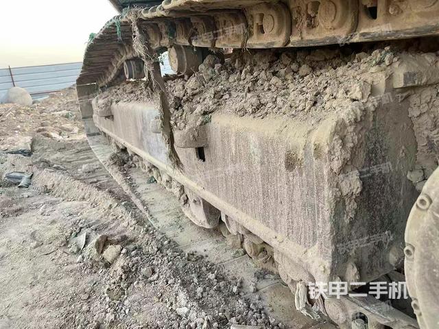單側(cè)履帶整體(整機(jī)外觀) 單側(cè)履帶整體(整機(jī)外觀)