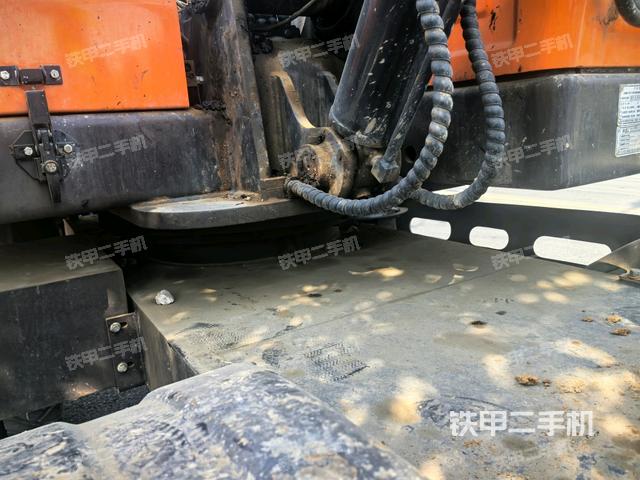 轉(zhuǎn)盤(pán)和下車架正前（工作和回轉(zhuǎn)裝置）