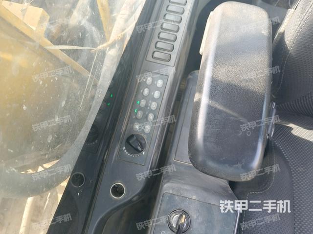 后窗玻璃角標(駕駛室部分) 后窗玻璃角標(駕駛室部分)