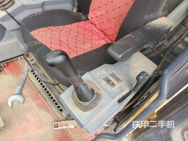 座椅左側(cè)控制臺/音響/含左手柄(駕駛室部分) 座椅左側(cè)控制臺/音響/含左手柄(駕駛室部分)